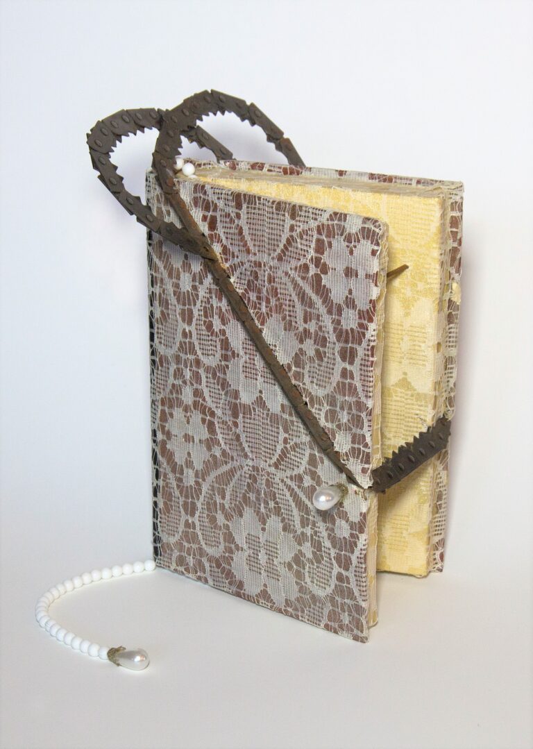 17 april–3 maj, 2023-utställning Konst(iga) böcker på Bjuråkersbibliotek